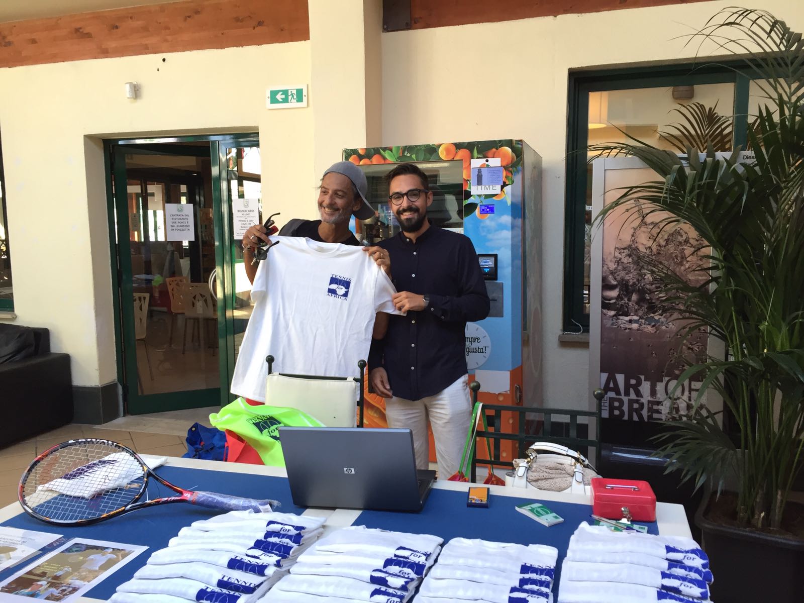 Fiorello durante un’iniziativa di Tennis for Africa