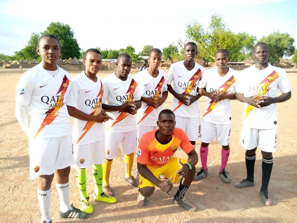 Squadra di calcio sostenuta a Mogong, Camerun