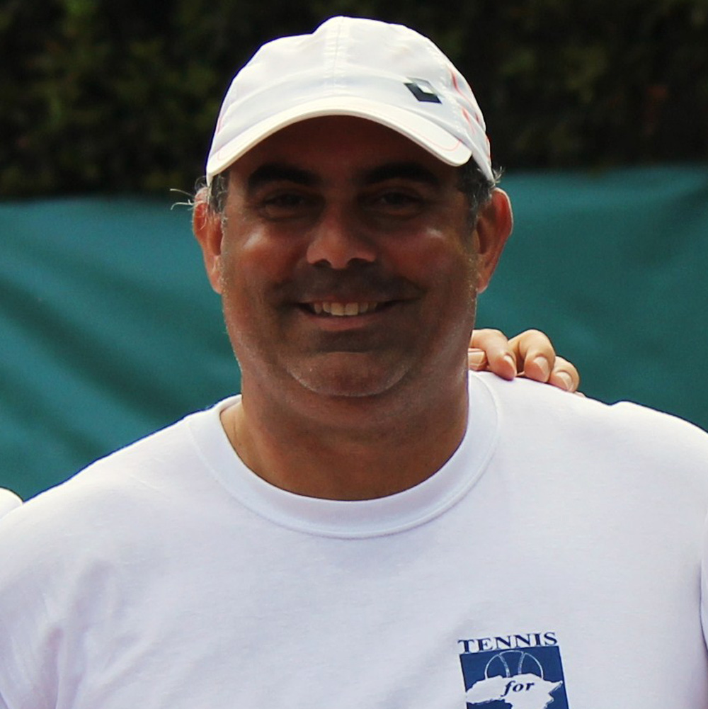 Claudio Pistolesi con T-shirt Tennis for Africa