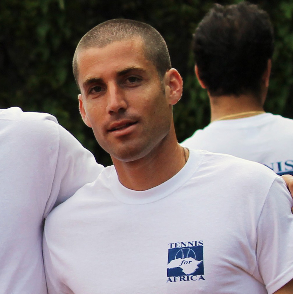 Flavio Cipolla con T-shirt Tennis for Africa