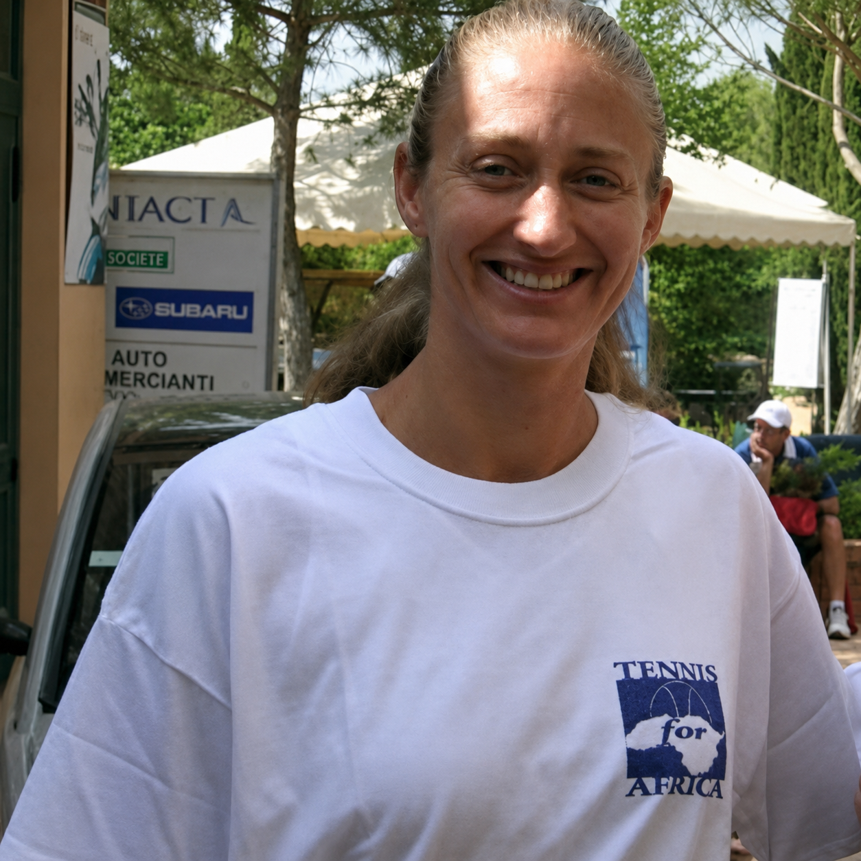 Mary Pierce con T-shirt Tennis for Africa
