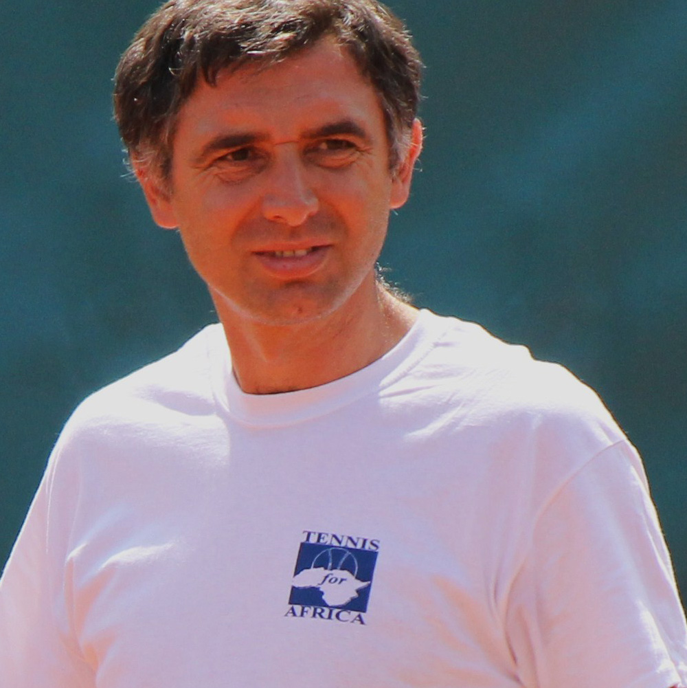 Stefano Pescosolido con T-shirt Tennis for Africa