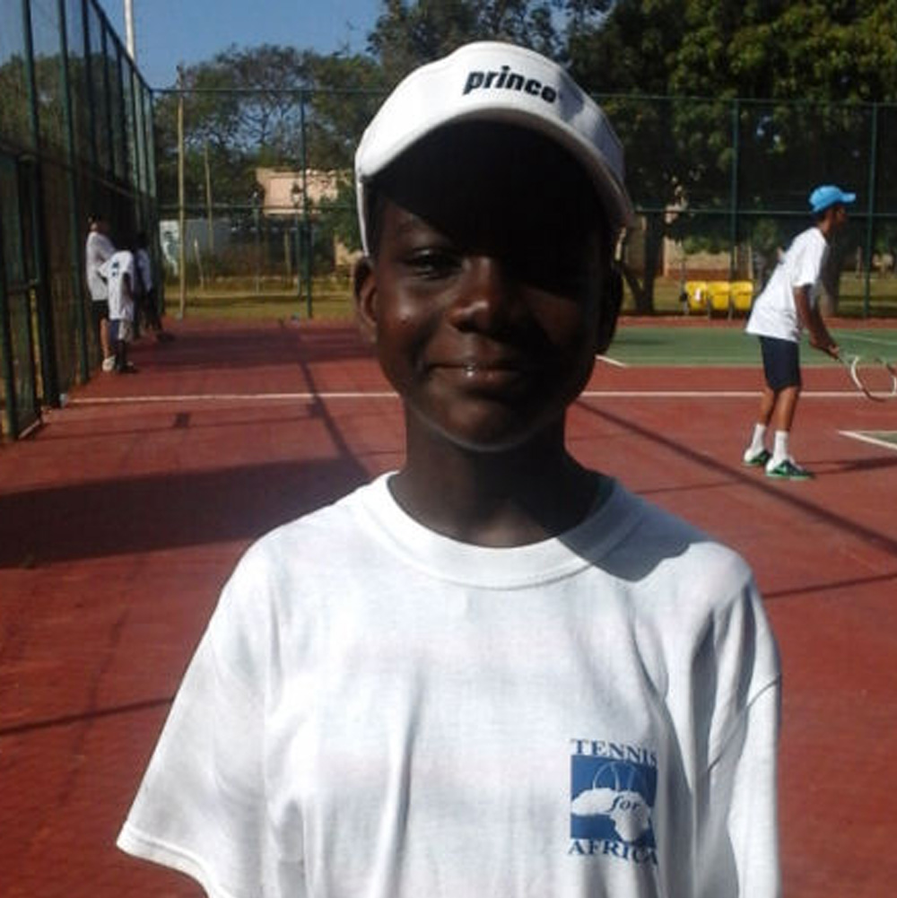 Comunità in Tanzania con T-shirt Tennis for Africa
