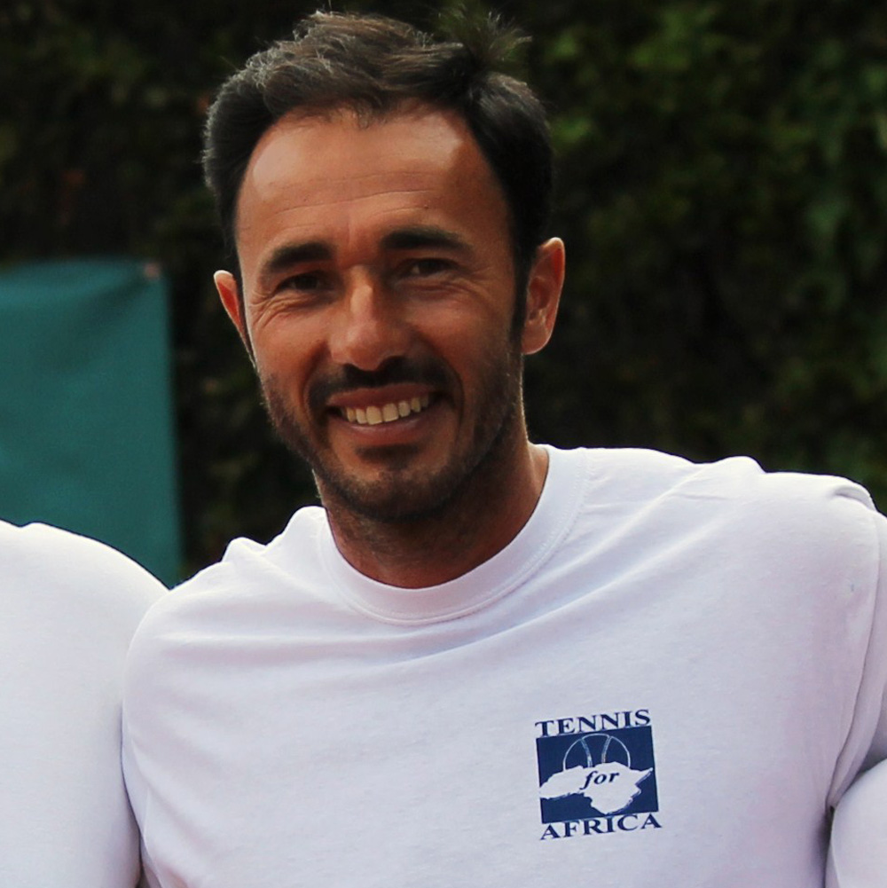 Vincenzo Santopadre con T-shirt Tennis for Africa