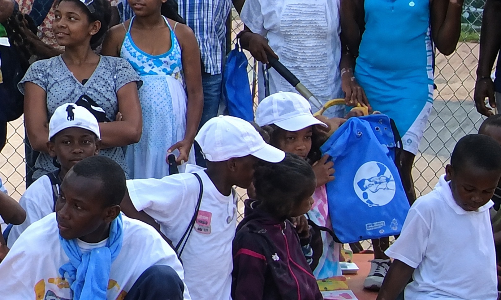 Bambini e ragazzi durante un'iniziativa di Tennis for Africa